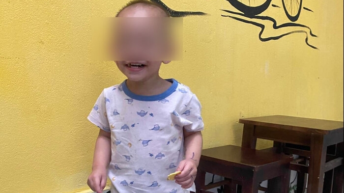 Bé trai 2 tuổi bị bỏ rơi với một bộ quần áo, vài cái bỉm, bịch sữa còn ấm và nụ cười xót lòng