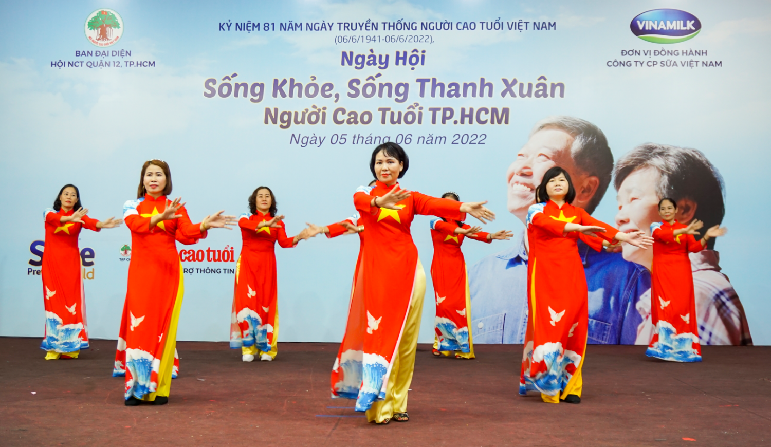 Vinamilk: Đồng hành cùng hàng ngàn người cao tuổi đồng diễn thể dục dưỡng sinh tại Hà Nội