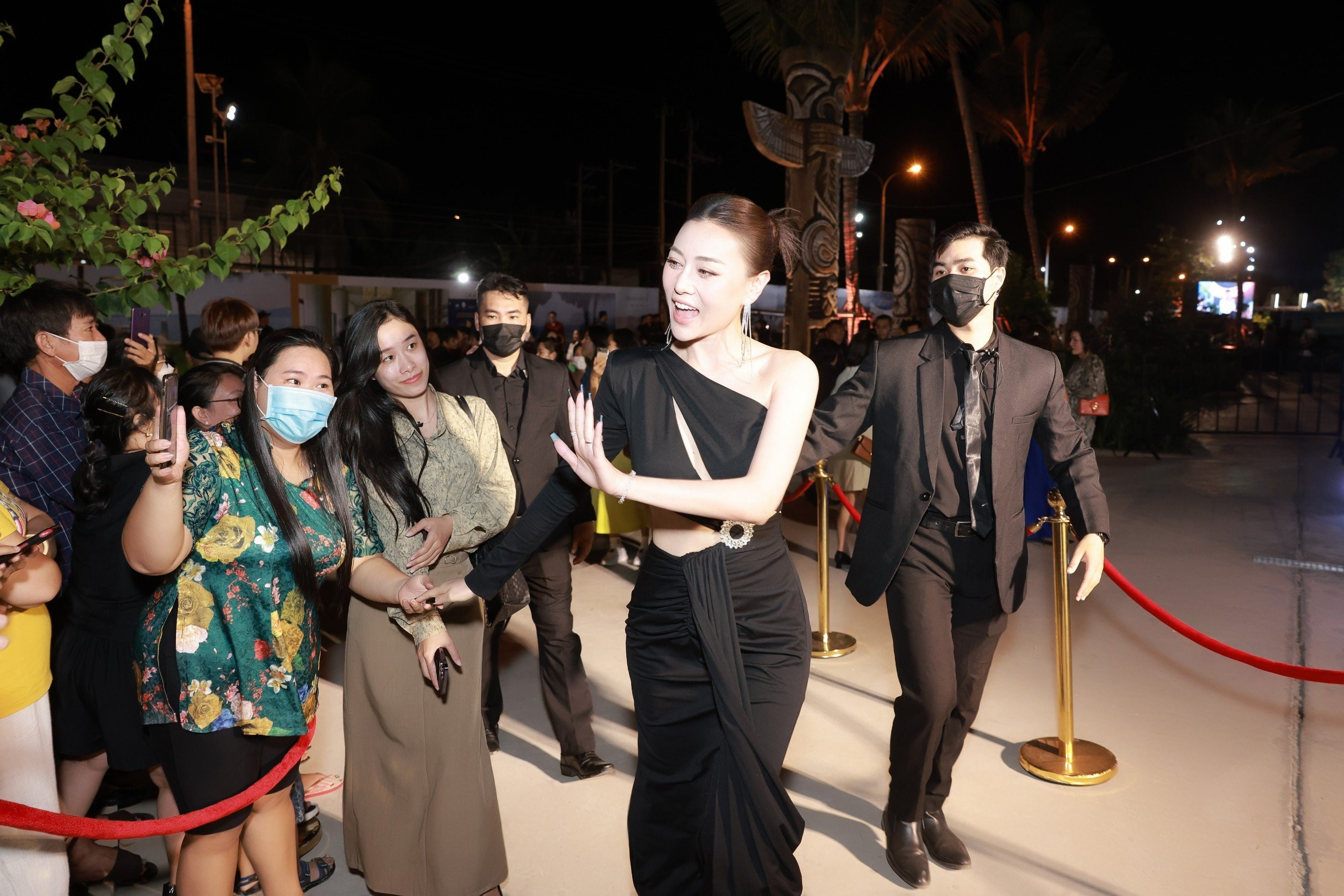 Phương Oanh mặc váy cut-out táo bạo dự lễ trao giải Cánh diều 2023