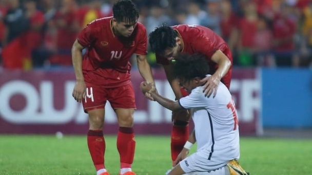HLV Hoành Anh Tuấn xúc động trước cử chỉ ý nghĩa của cầu thủ U23 Việt Nam