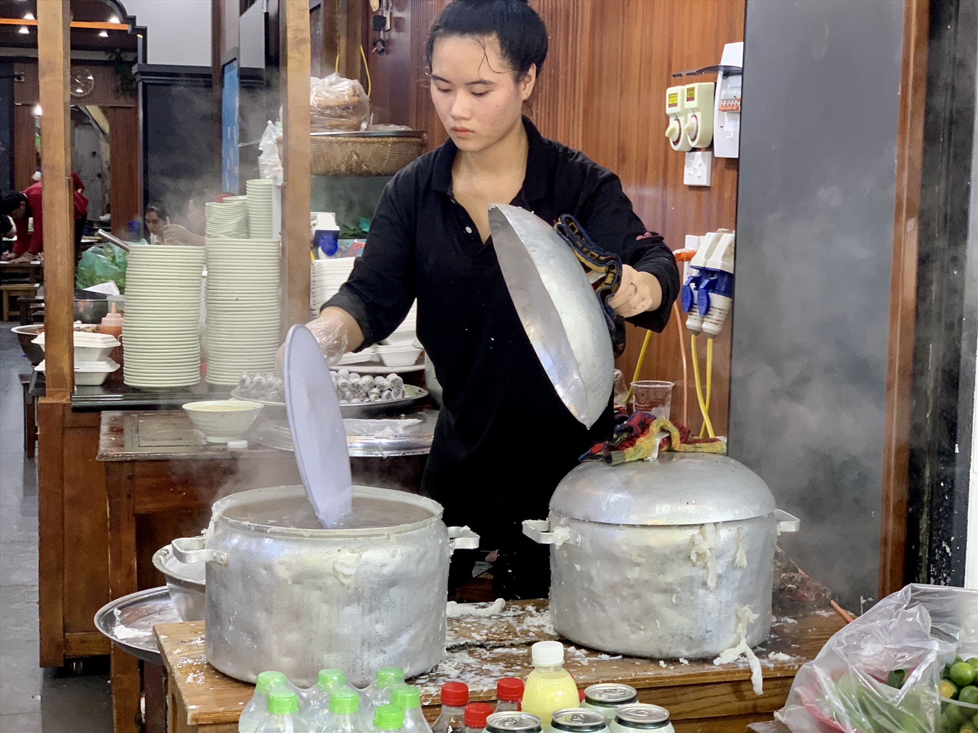 Quán bánh cuốn Thanh Trì kèm cà cuống bán hơn nghìn suất mỗi ngày ở Hà Nội
