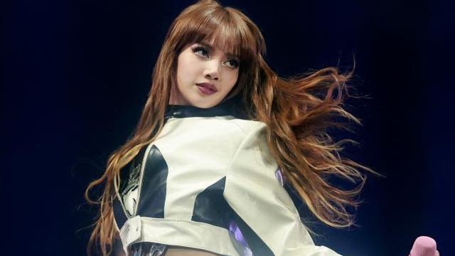 Cơn mưa tiền trong đêm diễn của Lisa (BlackPink)