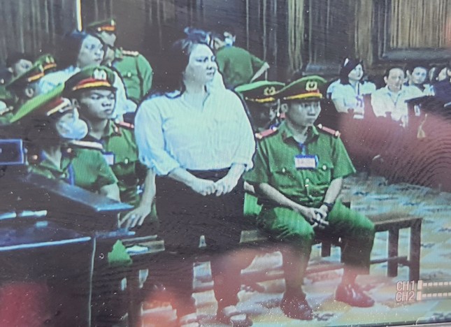 Hình ảnh bị cáo Nguyễn Phương Hằng tại phiên tòa ảnh 1