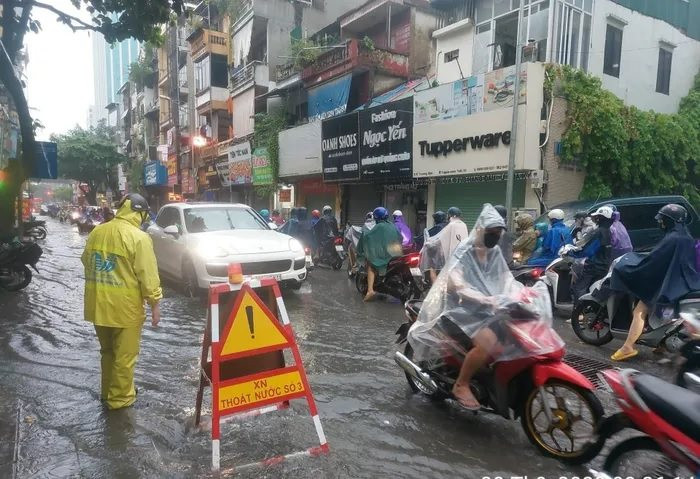 Hà Nội mưa xối xả khiến đường phố ngập sâu, ùn tắc