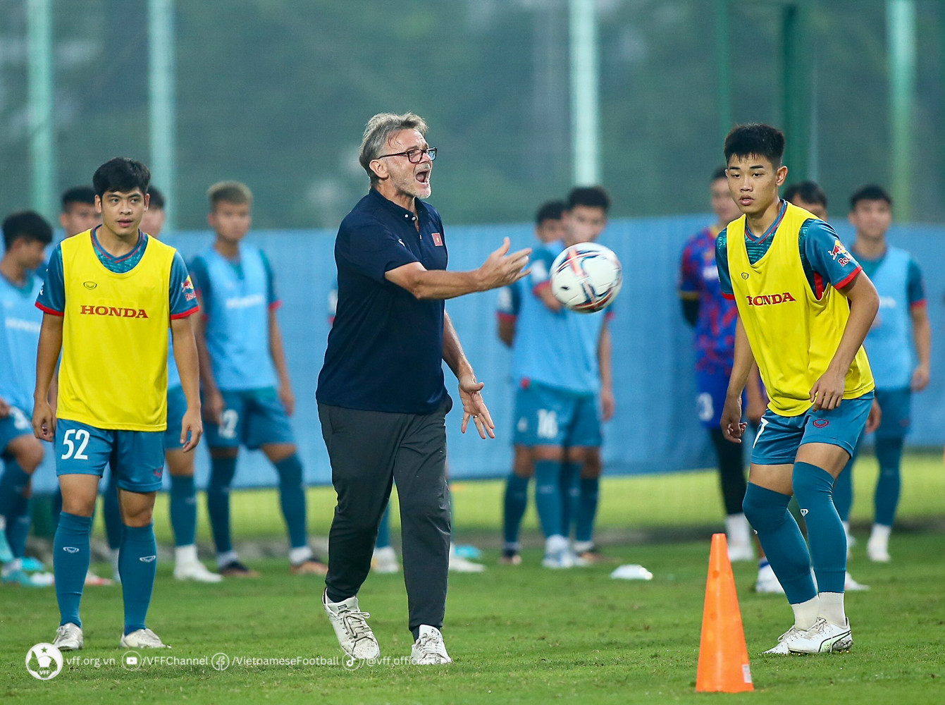 "Soi" lý do HLV Troussier ưu ái cầu thủ lứa U23 trên tuyển Việt Nam