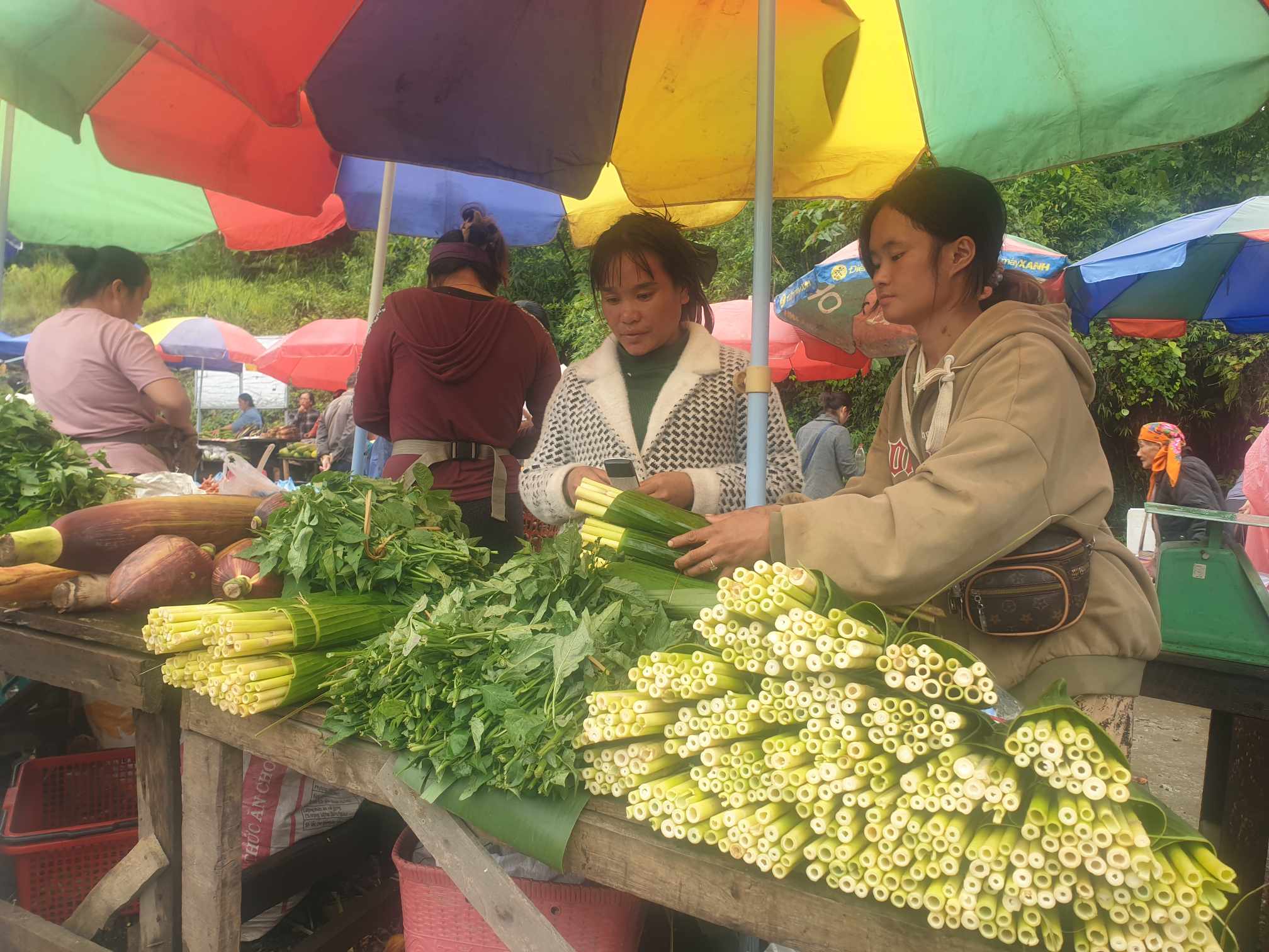 Lên chợ phiên nơi biên cương Nậm Cắn