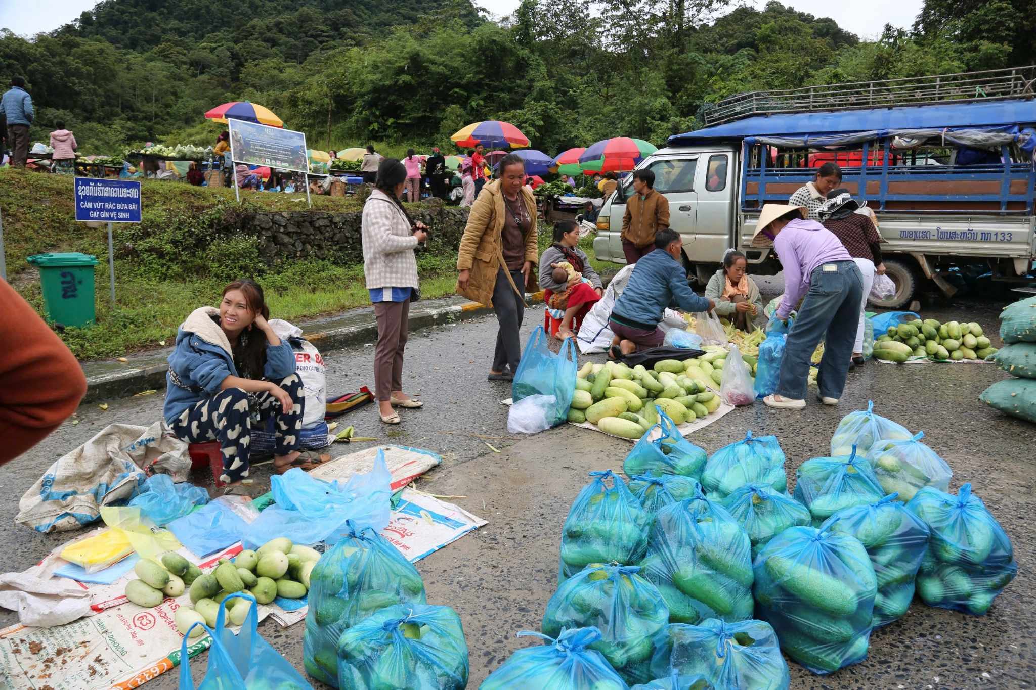 Lên chợ phiên nơi biên cương Nậm Cắn