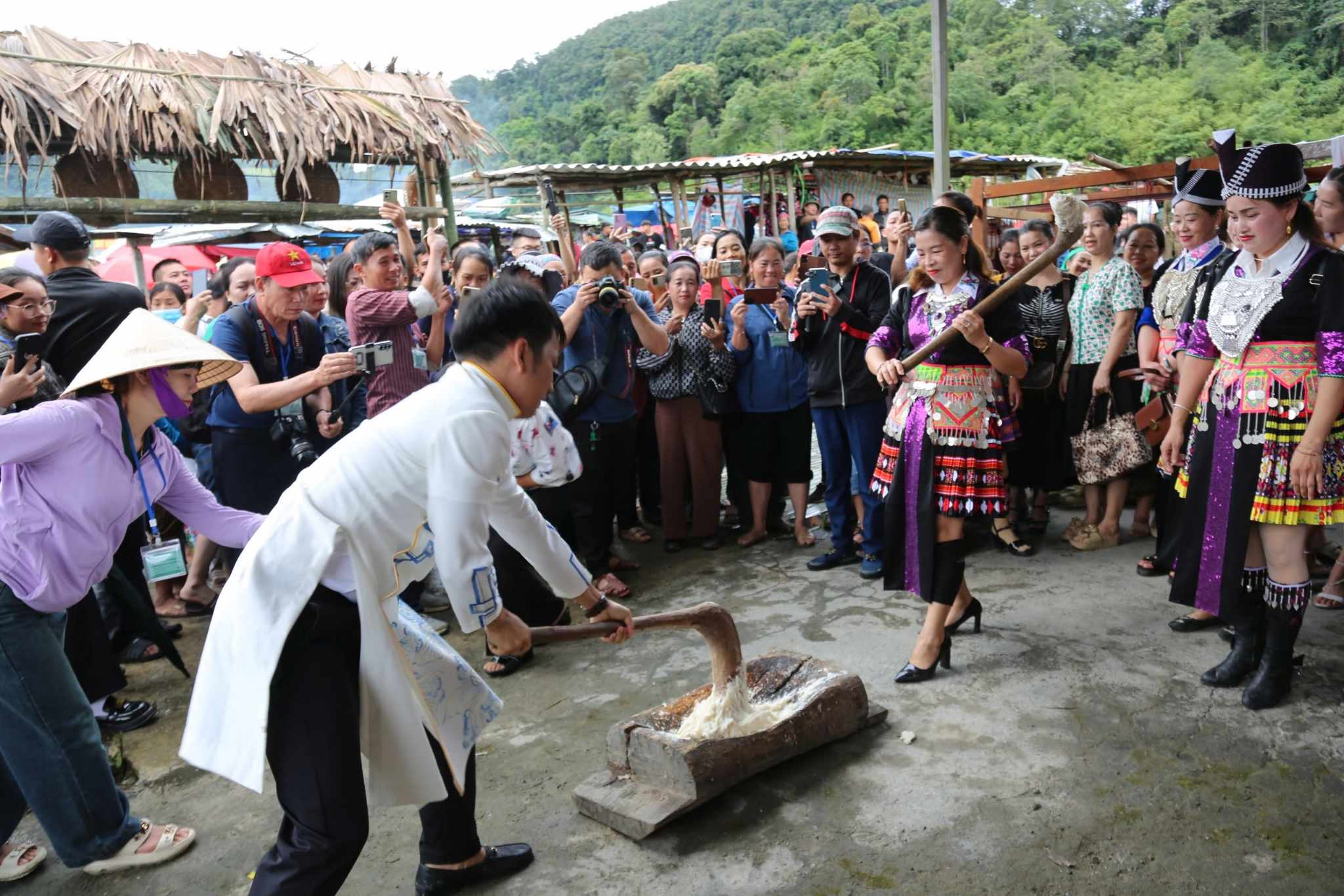 Lên chợ phiên nơi biên cương Nậm Cắn