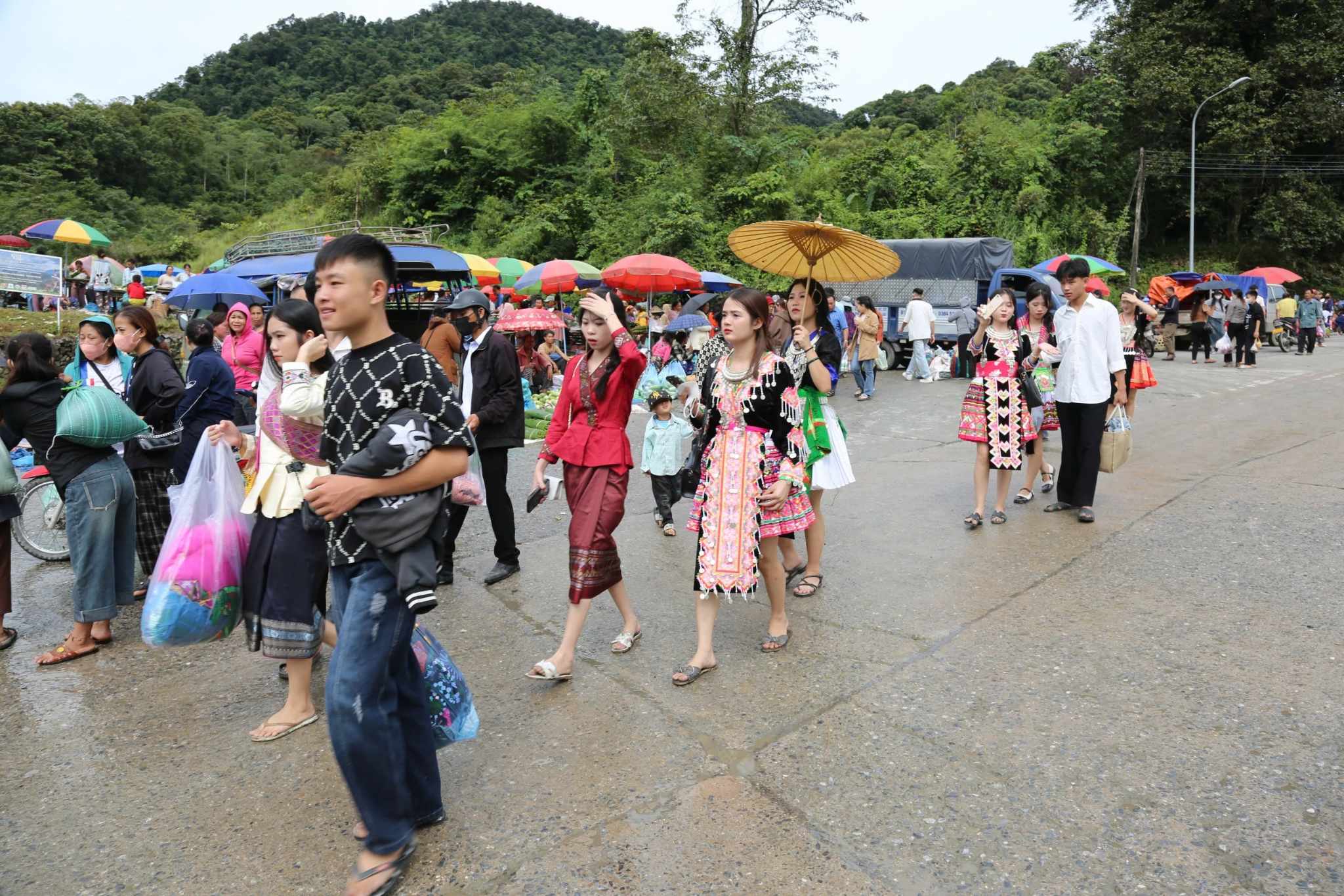 Lên chợ phiên nơi biên cương Nậm Cắn