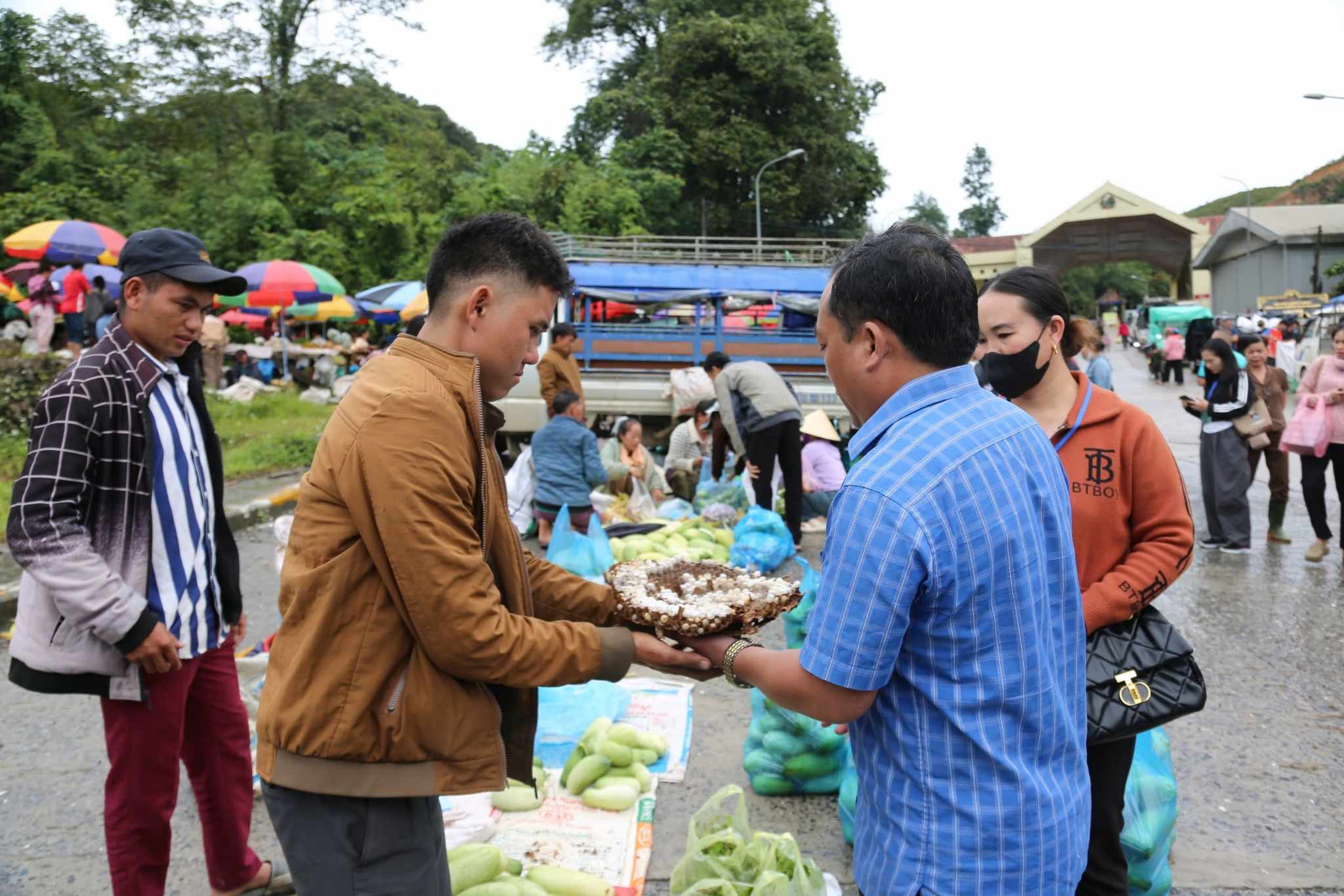 Lên chợ phiên nơi biên cương Nậm Cắn