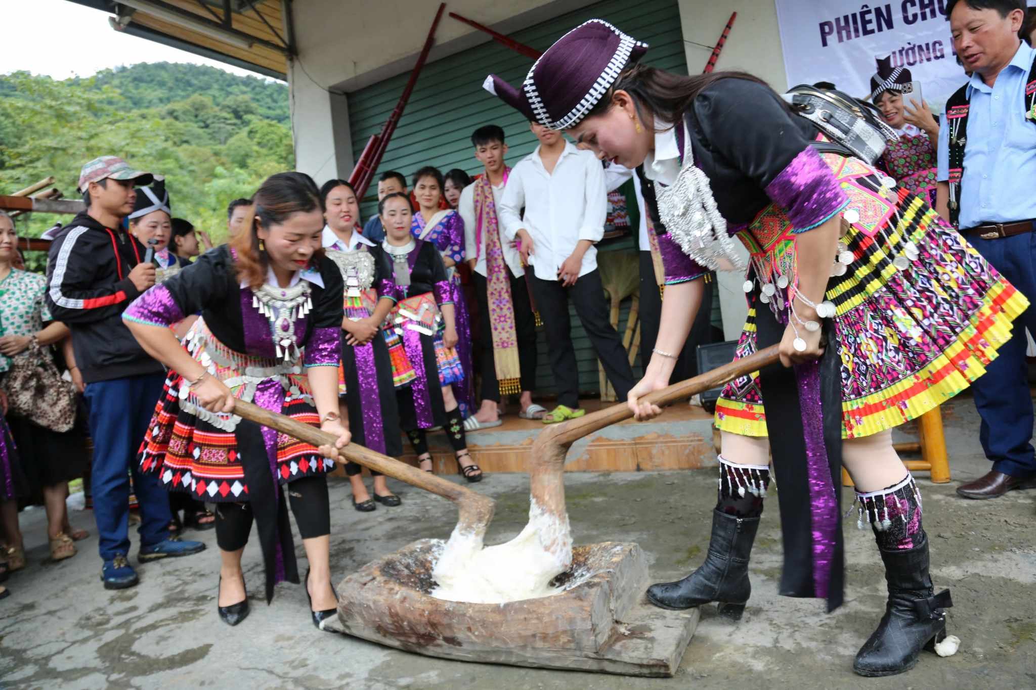 Lên chợ phiên nơi biên cương Nậm Cắn