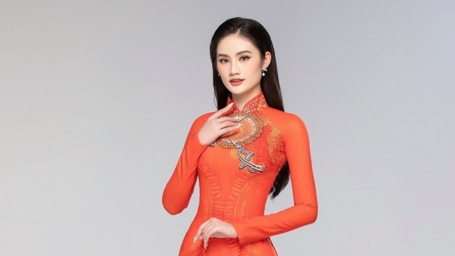 Hoa hậu Huỳnh Trần Ý Nhi khoe sắc vóc vạn người mê trong tà áo dài thướt tha