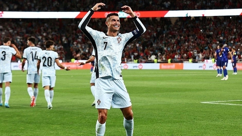 Ronaldo chạm mốc 900 bàn thắng