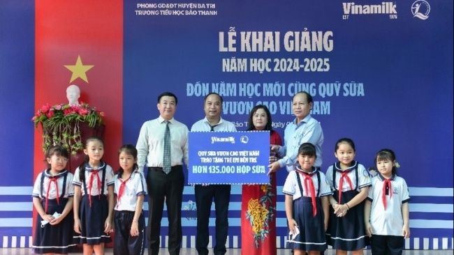 VINAMILK tặng gần 200.000 hộp sữa cho trẻ em nhân ngày tựu trường