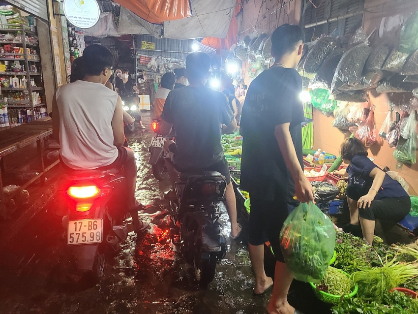 Thịt, rau xanh tại các chợ dân sinh cháy hàng trước bão