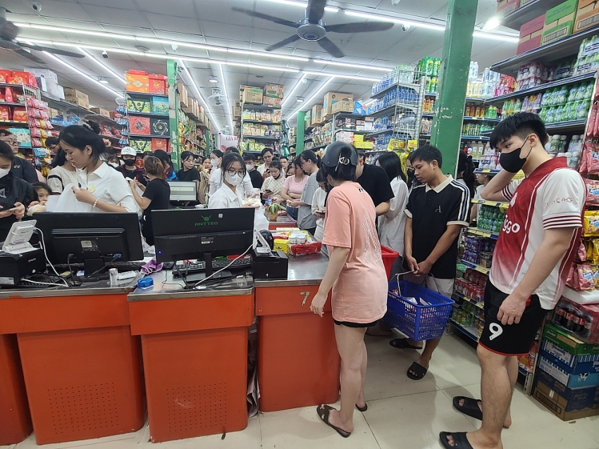 Thịt, rau xanh tại các chợ dân sinh cháy hàng trước bão
