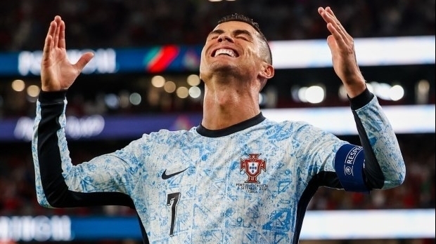 Ronaldo bật khóc vì làm nên điều không ai có thể