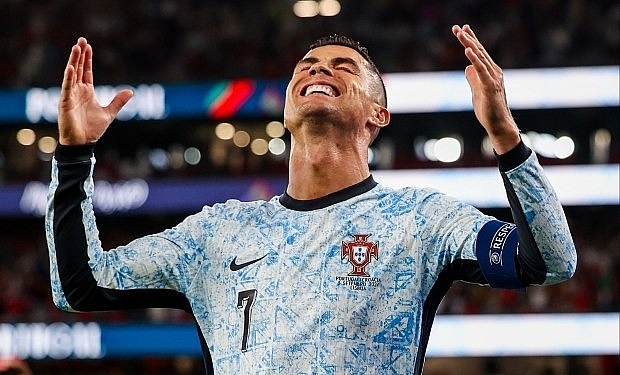 Ronaldo bật khóc vì làm nên điều không ai có thể