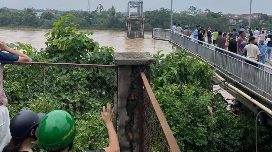 Sập cầu Phong Châu ở Phú Thọ