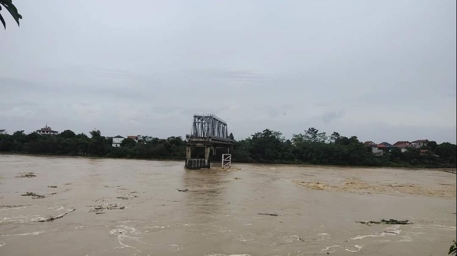 Sập cầu Phong Châu: 5 ô tô, 4 xe máy, 9 người rơi xuống sông