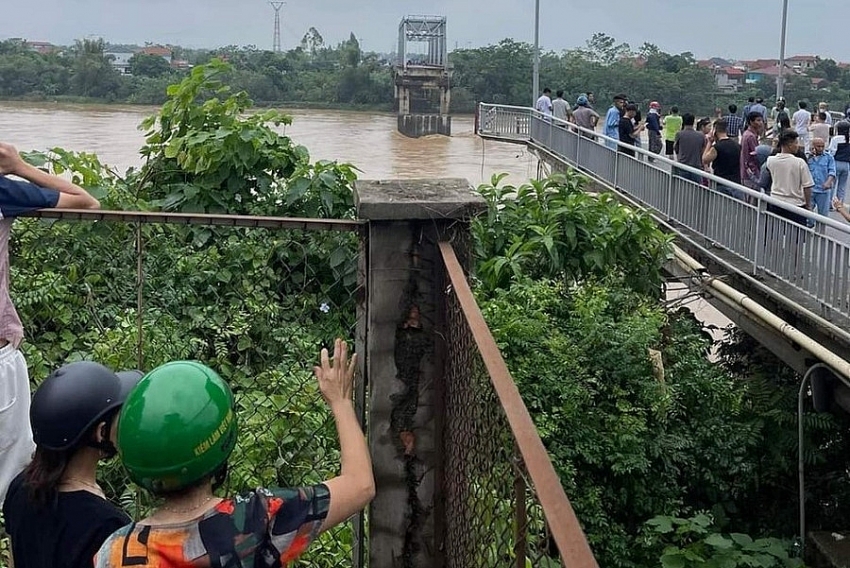 Sập cầu Phong Châu ở Phú Thọ