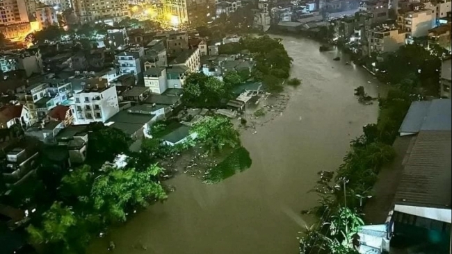 Hà Nội phát lệnh báo động lũ cấp III trên sông Nhuệ, cấm người và phương tiện đi vào cầu Đuống