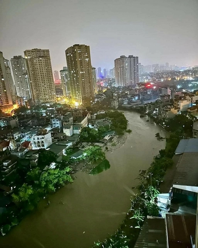 Hà Nội phát lệnh báo động lũ cấp III trên sông Nhuệ, cấm người và phương tiện đi vào cầu Đuống