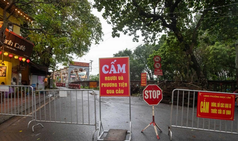Hà Nội phát lệnh báo động lũ cấp III trên sông Nhuệ, cấm người và phương tiện đi vào cầu Đuống