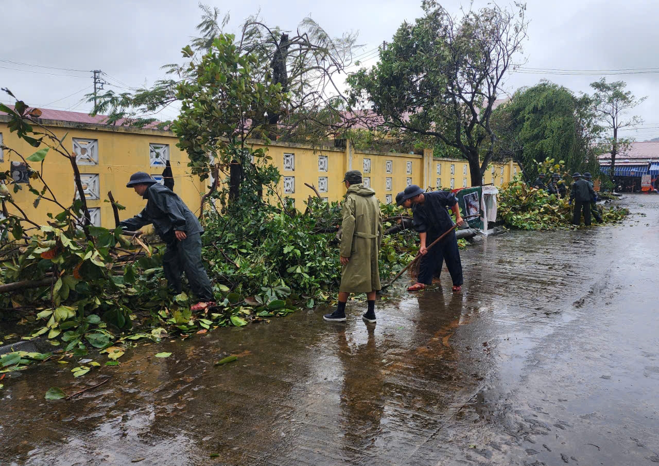 Sáng tình quân dân nơi tâm bão số 3