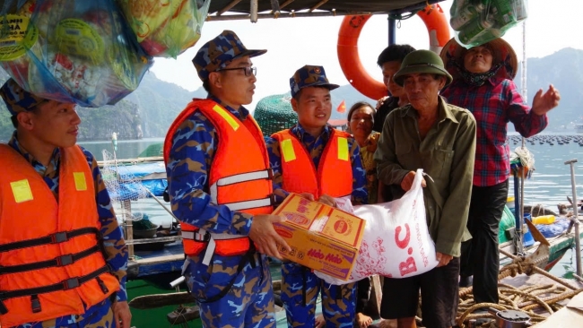 Sáng tình quân dân nơi tâm bão số 3