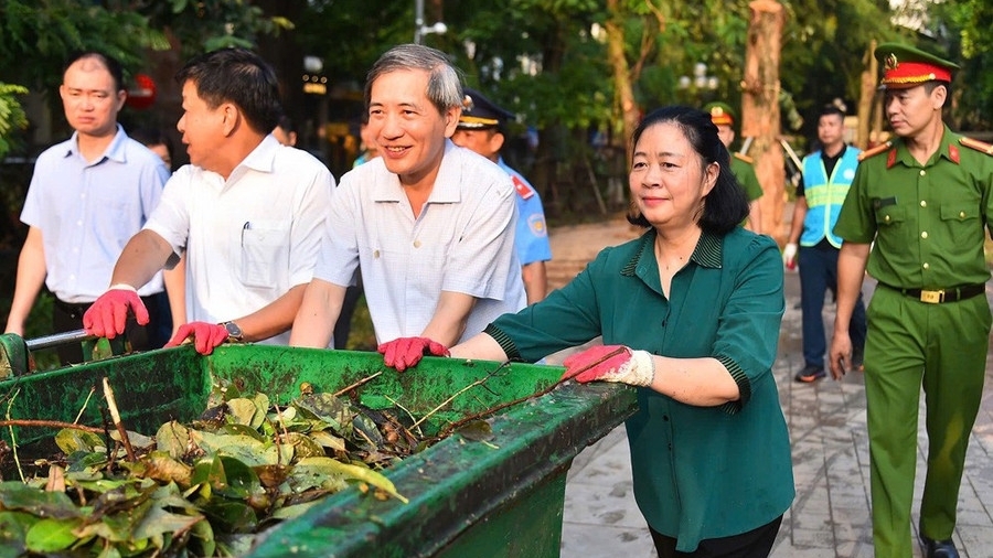 Bí thư Thành ủy Hà Nội cùng người dân tổng vệ sinh môi trường sau bão