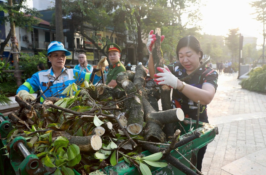 Bí thư Thành ủy Hà Nội cùng người dân tổng vệ sinh môi trường sau bão