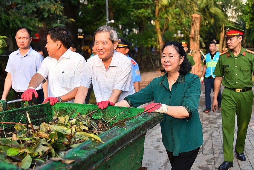 Bí thư Thành ủy Hà Nội cùng người dân tổng vệ sinh môi trường sau bão