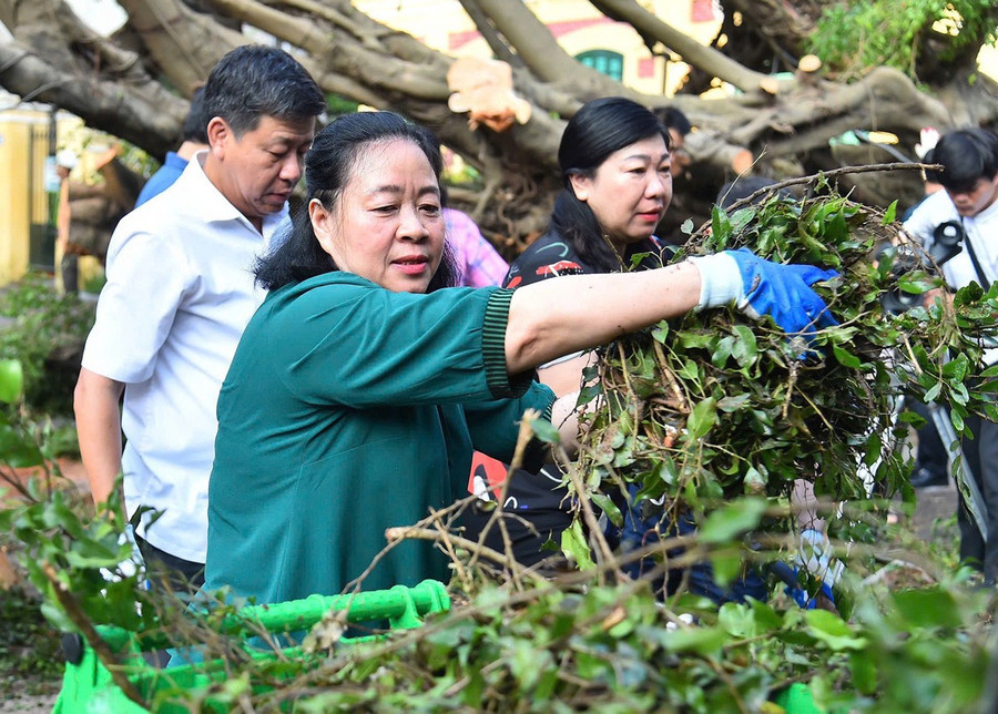 Bí thư Thành ủy Hà Nội cùng người dân tổng vệ sinh môi trường sau bão