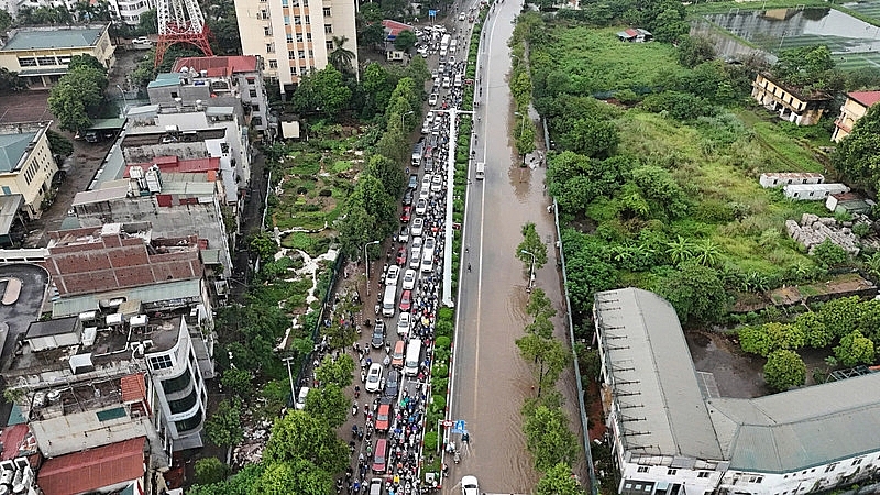 Mưa lớn xuyên đêm, nhiều tuyến đường ở Hà Nội ngập sâu