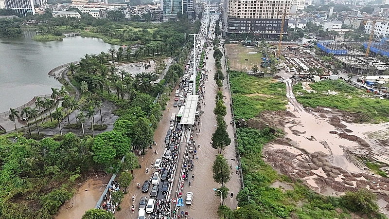 Mưa lớn xuyên đêm, nhiều tuyến đường ở Hà Nội ngập sâu