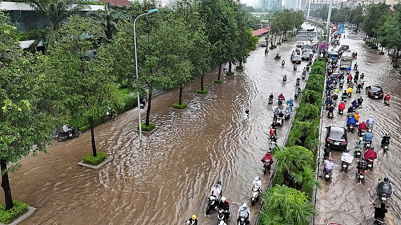 Mưa lớn xuyên đêm, nhiều tuyến đường ở Hà Nội ngập sâu