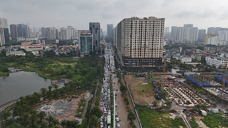 Mưa lớn xuyên đêm, nhiều tuyến đường ở Hà Nội ngập sâu