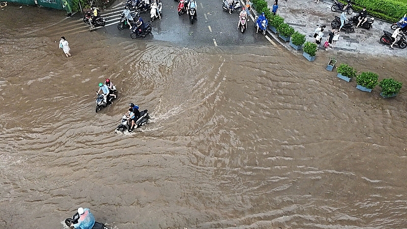 Mưa lớn xuyên đêm, nhiều tuyến đường ở Hà Nội ngập sâu