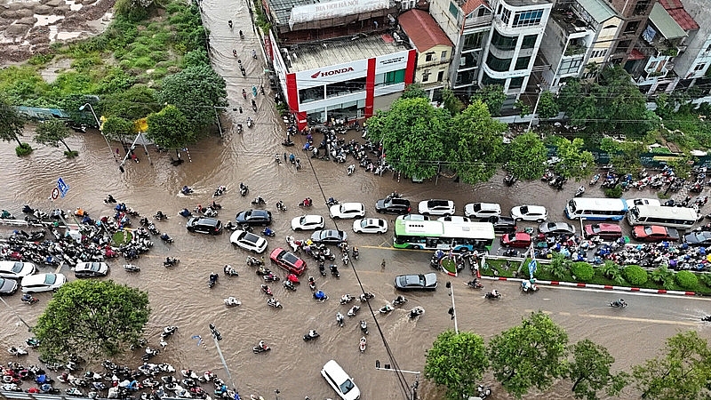 Mưa lớn xuyên đêm, nhiều tuyến đường ở Hà Nội ngập sâu