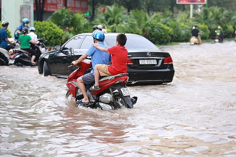 Mưa lớn xuyên đêm, nhiều tuyến đường ở Hà Nội ngập sâu