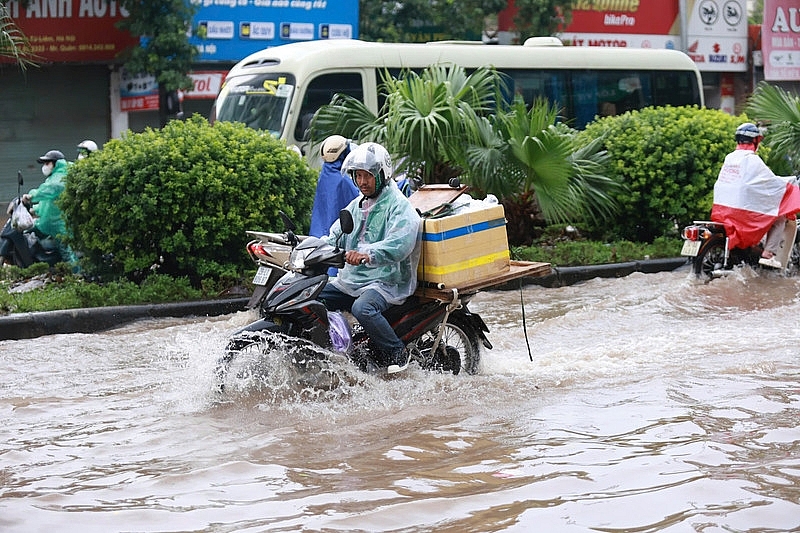 Mưa lớn xuyên đêm, nhiều tuyến đường ở Hà Nội ngập sâu