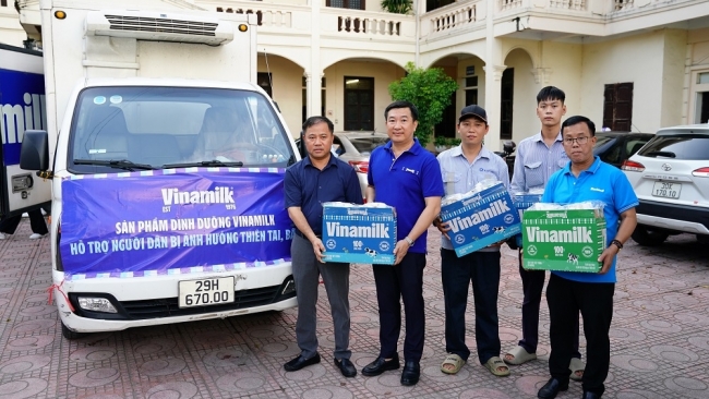 Vinamilk hỗ trợ cho nhiều hộ dân trong vùng ngập lụt kéo dài ở ngoại thành Hà Nội    ​