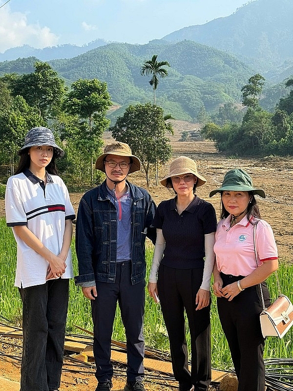 Hoa hậu Thanh Thủy đến Làng Nủ hỗ trợ người dân Hoa hậu Thanh Thủy đến Làng Nủ hỗ trợ người dân