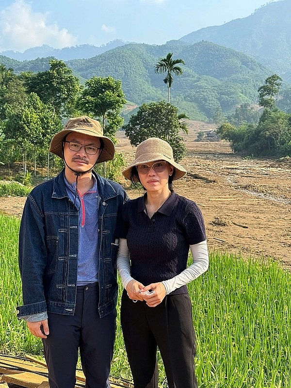 Hoa hậu Thanh Thủy đến Làng Nủ hỗ trợ người dân Hoa hậu Thanh Thủy đến Làng Nủ hỗ trợ người dân