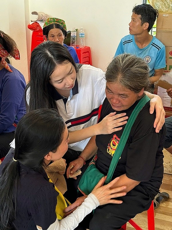 Hoa hậu Thanh Thủy đến Làng Nủ hỗ trợ người dân Hoa hậu Thanh Thủy đến Làng Nủ hỗ trợ người dân