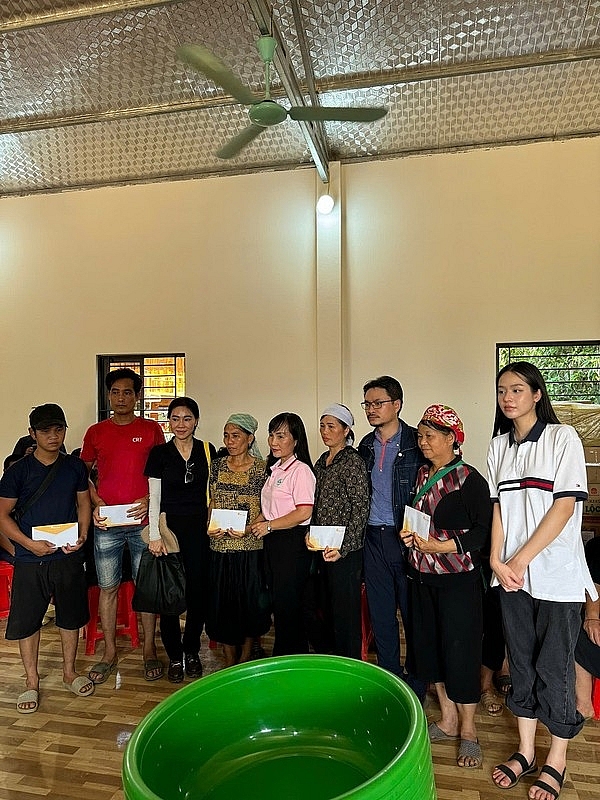 Hoa hậu Thanh Thủy đến Làng Nủ hỗ trợ người dân Hoa hậu Thanh Thủy đến Làng Nủ hỗ trợ người dân