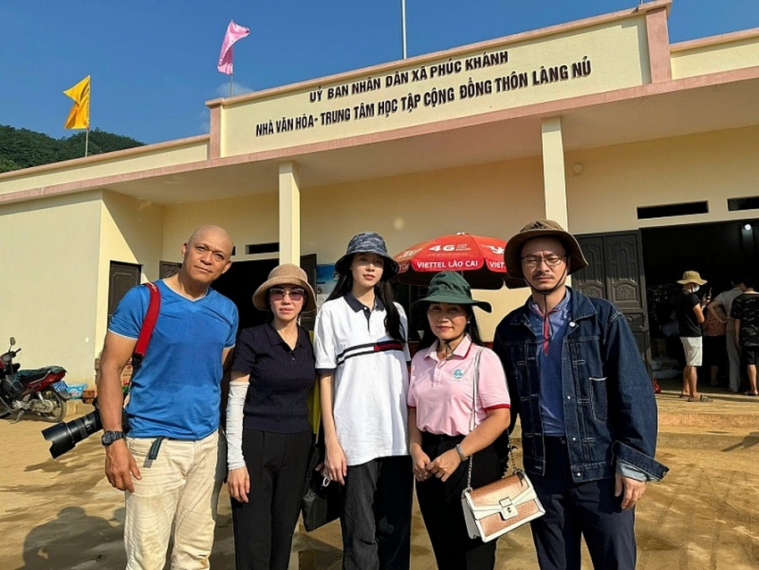 Hoa hậu Thanh Thủy đến Làng Nủ hỗ trợ người dân Hoa hậu Thanh Thủy đến Làng Nủ hỗ trợ người dân
