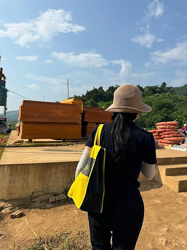 Hoa hậu Thanh Thủy đến Làng Nủ hỗ trợ người dân Hoa hậu Thanh Thủy đến Làng Nủ hỗ trợ người dân