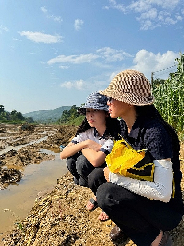 Hoa hậu Thanh Thủy đến Làng Nủ hỗ trợ người dân Hoa hậu Thanh Thủy đến Làng Nủ hỗ trợ người dân